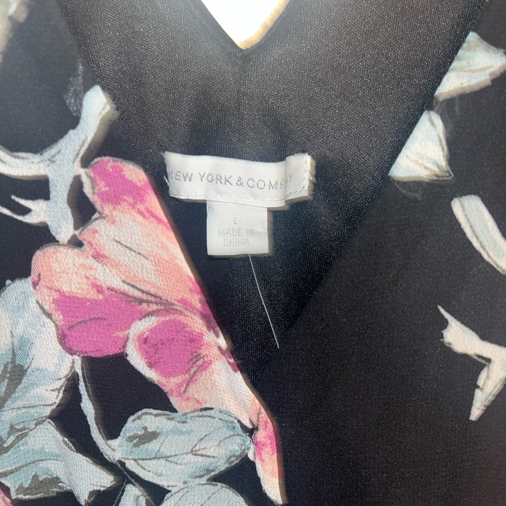 CLOSET CLEAR OUT!🎉 NWT NY&CO Black Floral Romper - Picture 4 of 6